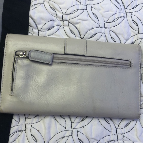 SALE!!! GUESS BEIGE WALLET 🔥🔥🔥 - Picture 2 of 5